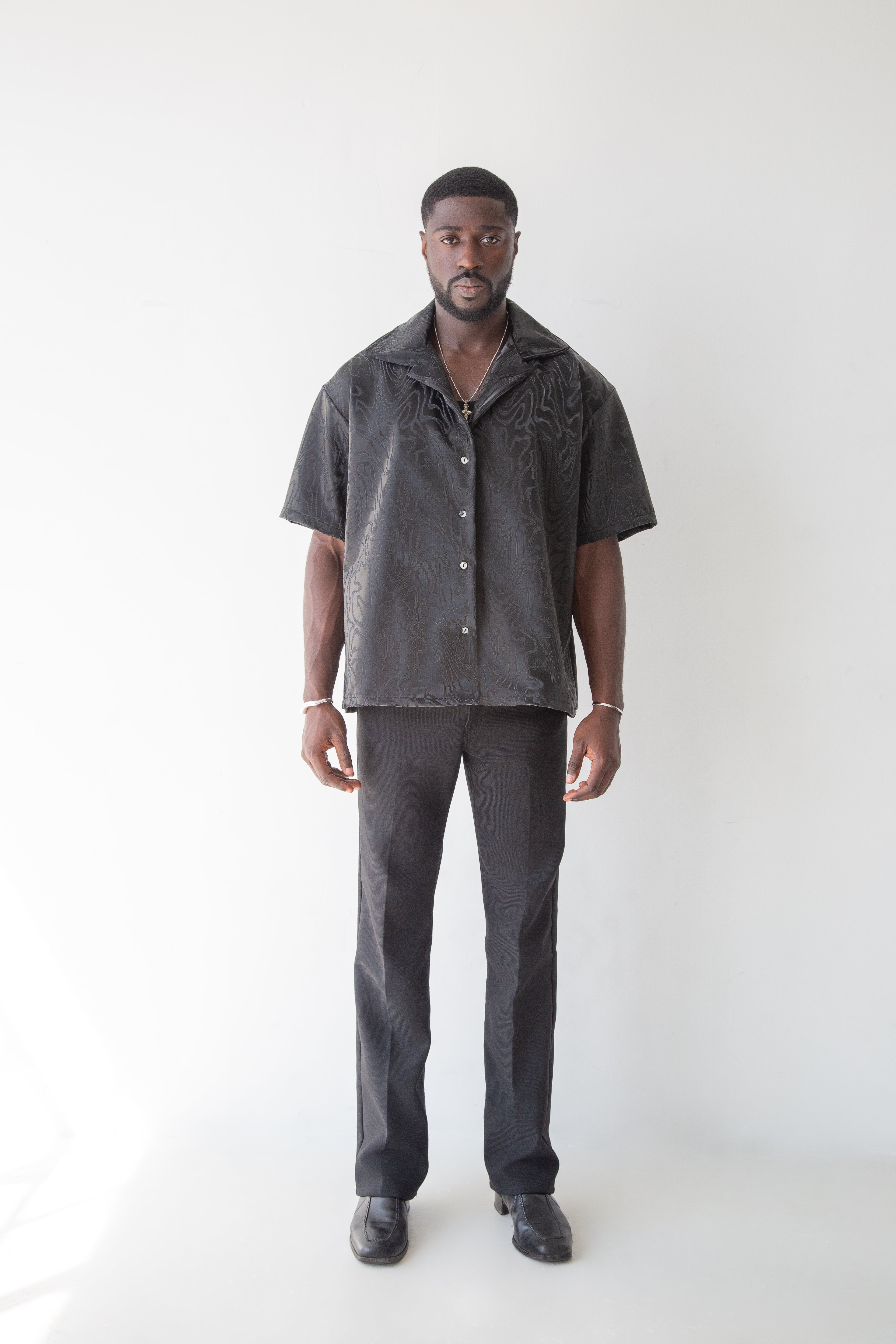 SEAMS BUTTON UP