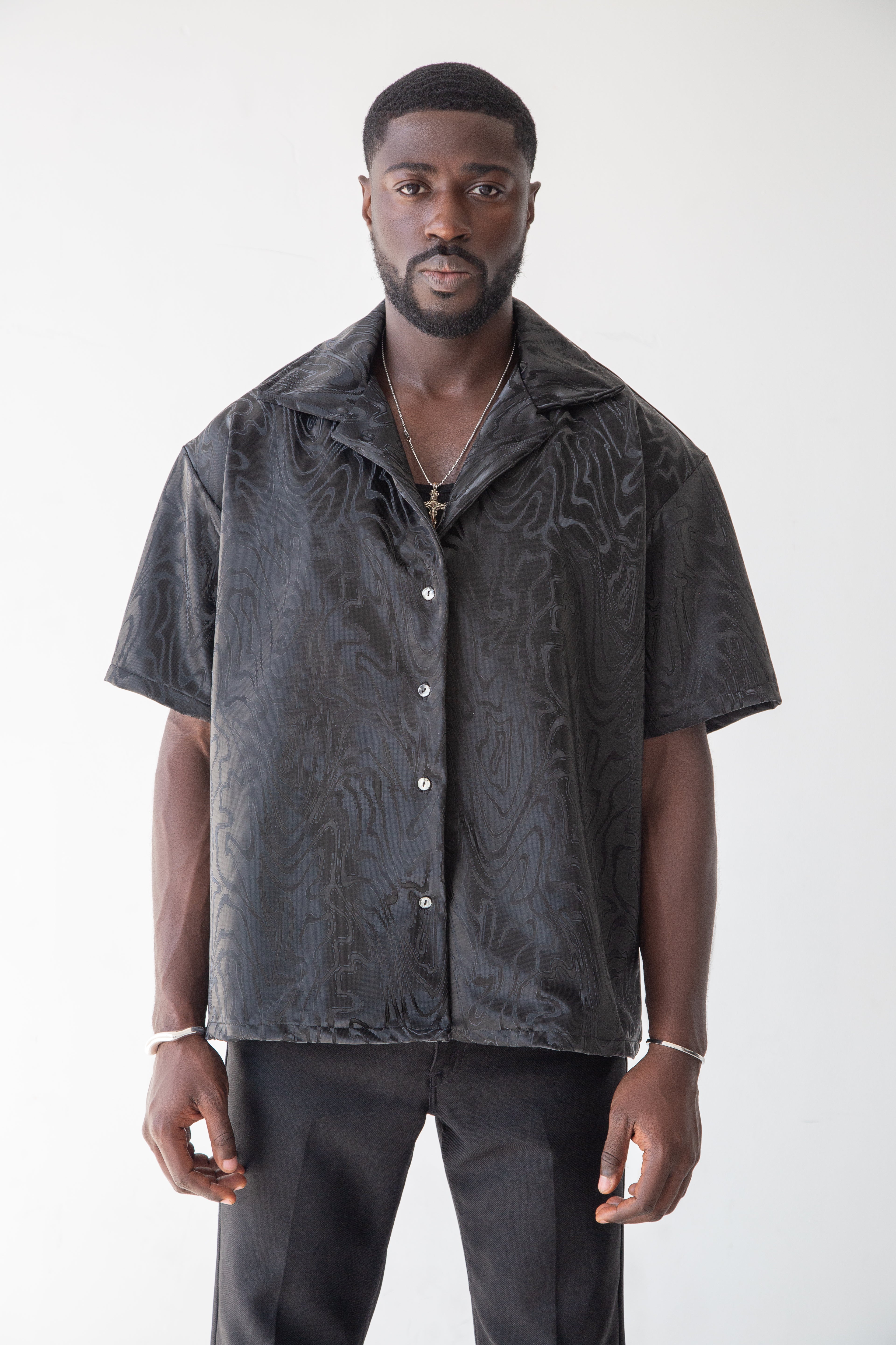 SEAMS BUTTON UP