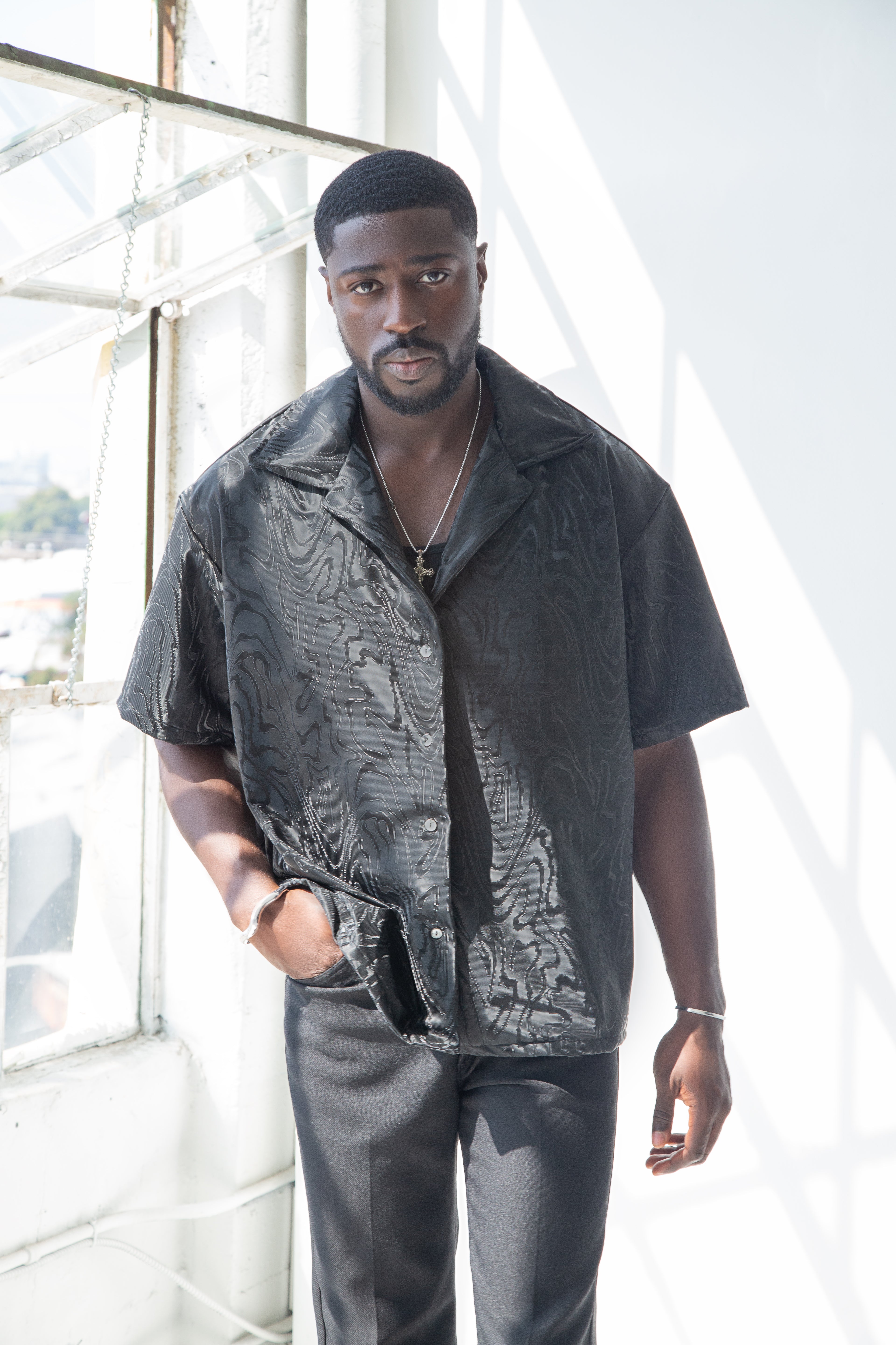SEAMS BUTTON UP