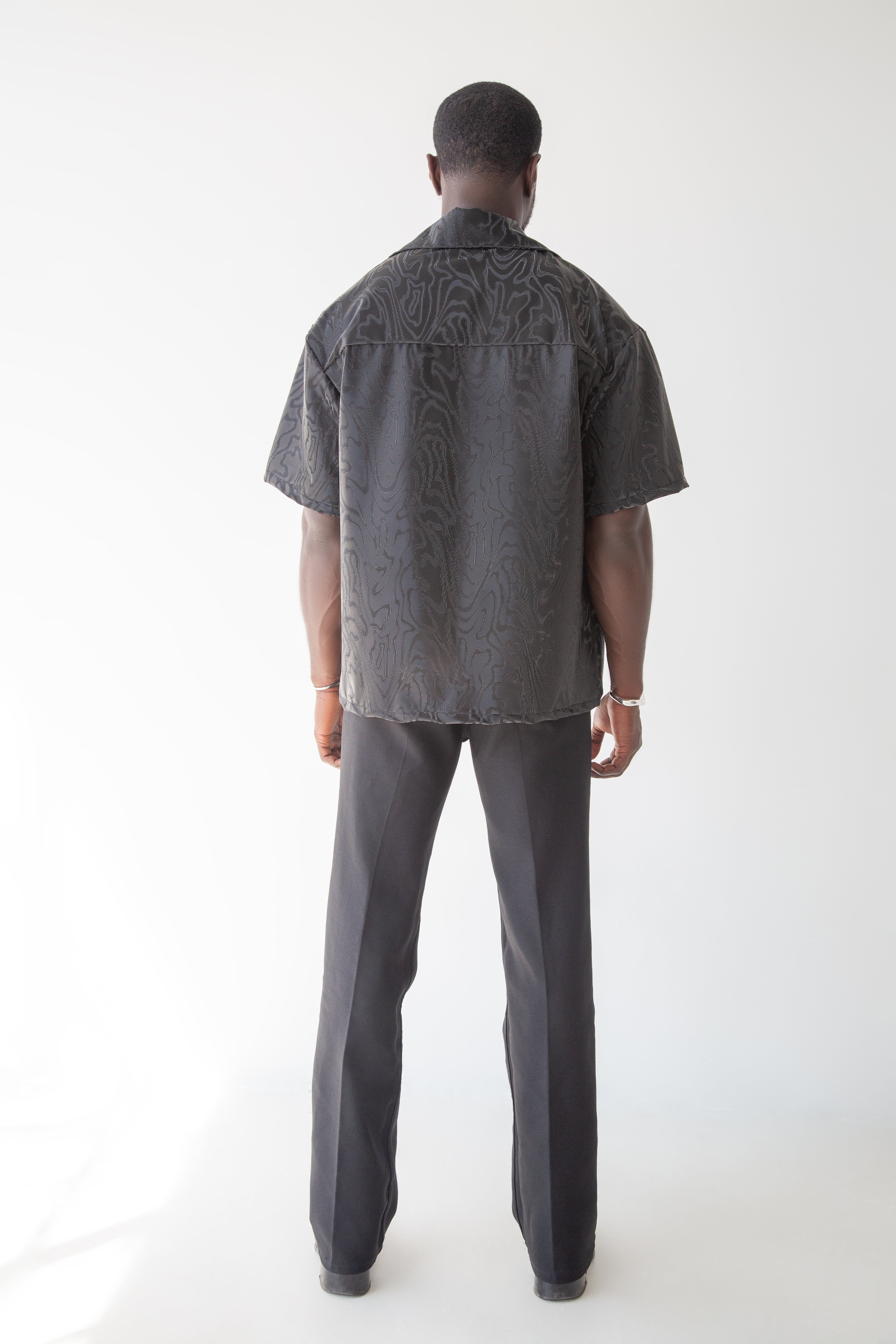 SEAMS BUTTON UP