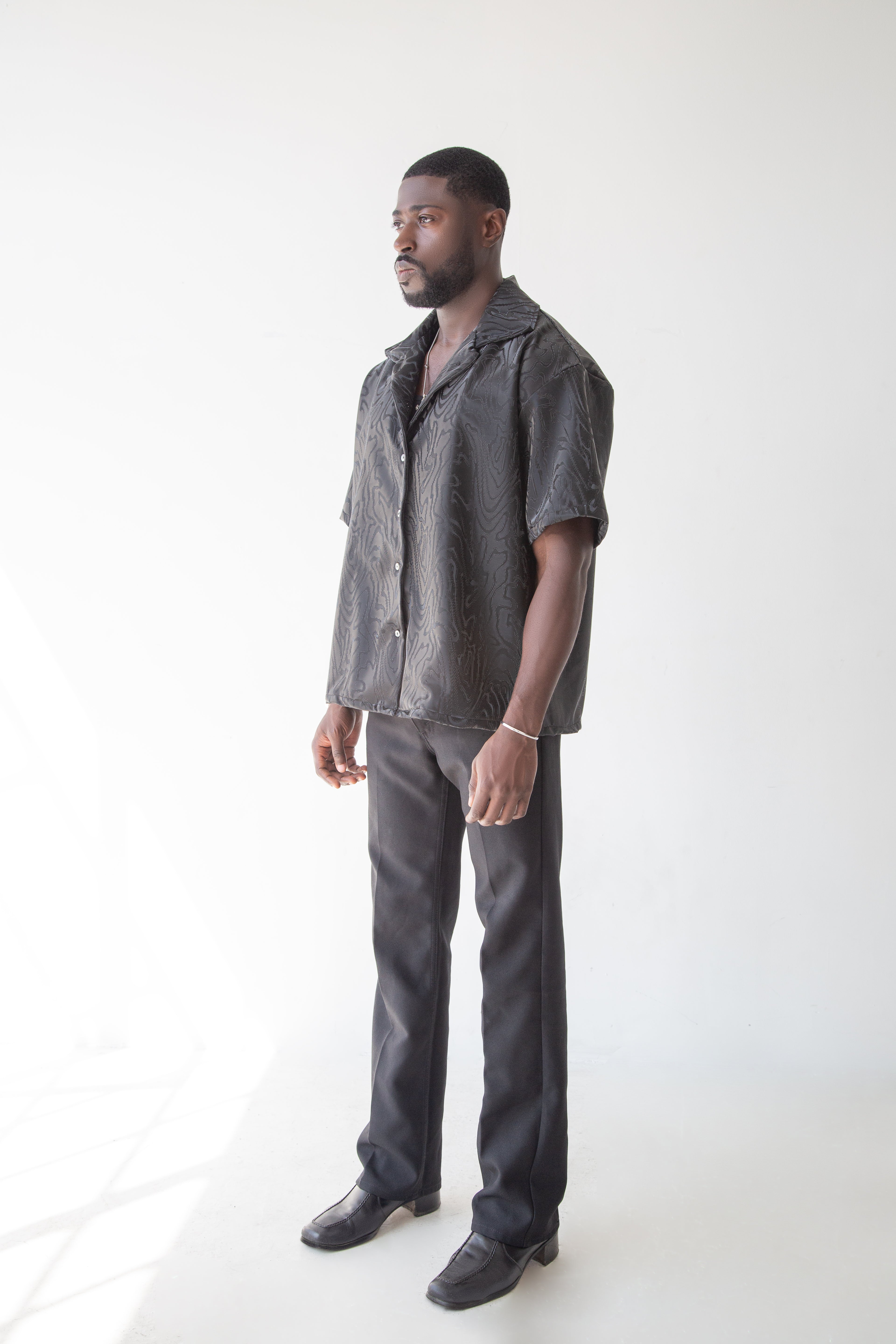 SEAMS BUTTON UP